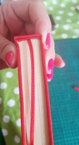 Тези малки, симпатични томчета издадени през 1969г имаха сериозна нужда от реставрация. Книжното тяло беше лепено и беше започнало да се разпада. Почистих ги и ги подших наново. Облякох ги в книговезки плат. По желание на клиентката реставрирах оригиналните корици, но дори и без тях, се получиха две много свежи томчета, които при правилно съхранение ще издържат още дълго време.